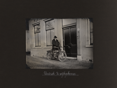 222635 Afbeelding van dr. W. Hingst met zijn motorfiets bij het wijkgebouw van de Gemeentelijke Geneeskundige Dienst ...